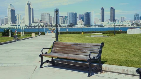 4K San Diego downtown skyline view from Coronado Centennial park with a bench. Vidéo 86181353