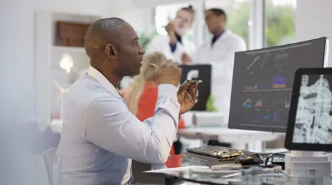 4K Scientific research engineers analyzing technical data with computer software 스톡 동영상 63207614