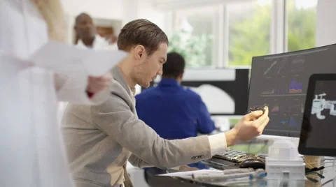 4K Scientific research engineers analyzing technical data with computer software 스톡 동영상 63300811