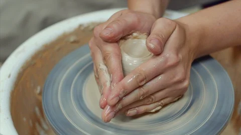 4k The sculptor is pulling up the raw clay by forming the pot Stock-Footage 102462277