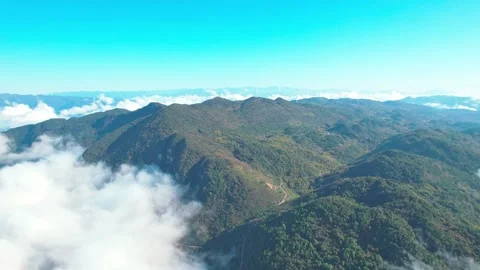 4K Sea of clouds atop towering peaks along Yangtze River Video stock 340017154