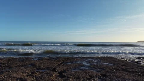 4K Sea Waves Breaking on Coastal Shoreline Stockbeeldmateriaal 333708034