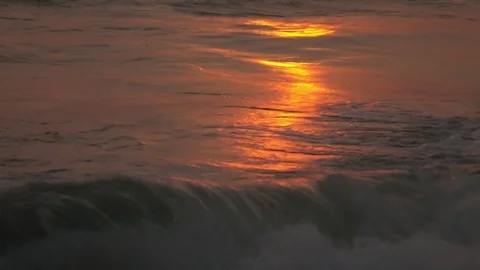 4K sea waves closeup at sunset golden hours. Beautiful seascape view. 库存影片 75895662