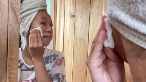 4K Selective Focus: Woman Applying Face Tonic Before Mask Video stock 334808227