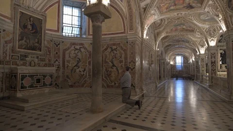 4K senior man in a crypt Video stock 90989021