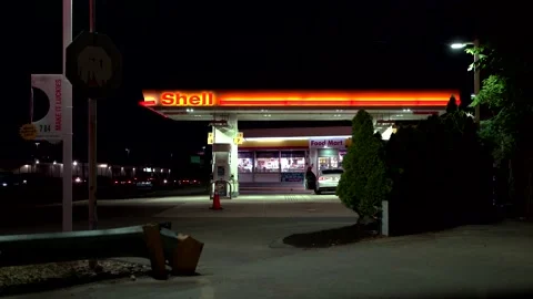 4K Shell gas station and food market, late night hours Video stock 201710341