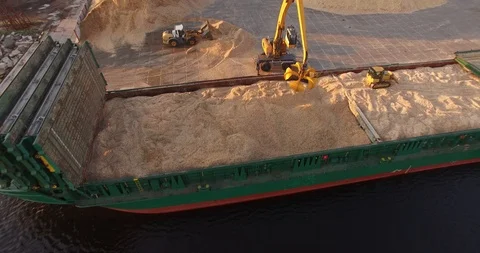 4K - Ship timber carrier in a cargo port Video stock 90962944