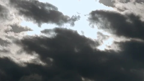 4K shooting of clouds movements along the sky. The clouds are getting darker and Video stock 100330462