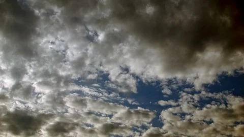 4K shooting of looped clouds movements along the electric blue sky 스톡 동영상 100331066