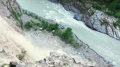 4K shot of a big boulder and rocks falling due to landslide in Himachal Stockbeeldmateriaal 315670992
