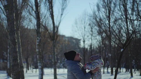 4K The shot of the child's fly, when father throws him up Vidéo 102443771