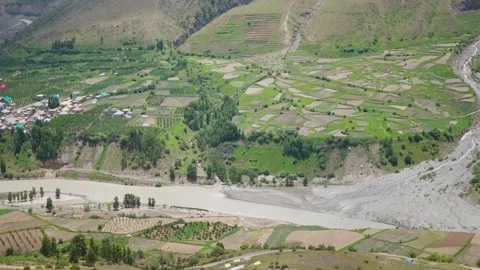 4K shot of river Chenab flowing in Himalayan mountain valley during the summer  Stockbeeldmateriaal 313030605