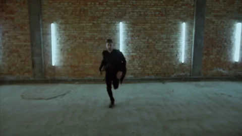 4K The shot of the running man closing up to the camera Vidéo 102851466