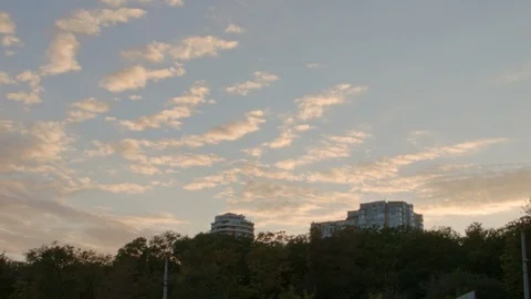 4K The shot of sky with flying clouds. The sunset ornage color Vidéo 100304119