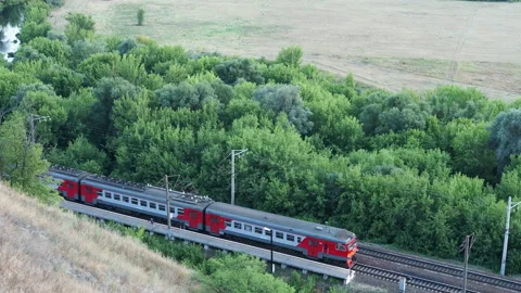 4k side view of a train starting off slowly as it is leaving a train station Stock Footage 137581775