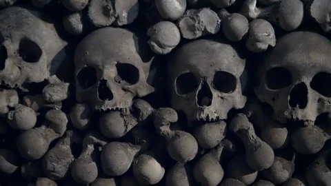 4K slider video of the Human bones and skulls in the Ossuary at Kutna Hora churc Vidéo 98493169