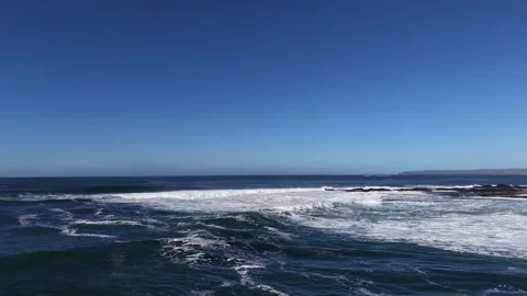 4K Slow Motion Aerial Ocean Waves and Sea Foam Stockbeeldmateriaal 333703897