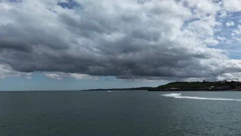 4K Slow Motion Aerial View of Dramatic Cloudy Coast at Courtown Ireland Vidéo 338258548