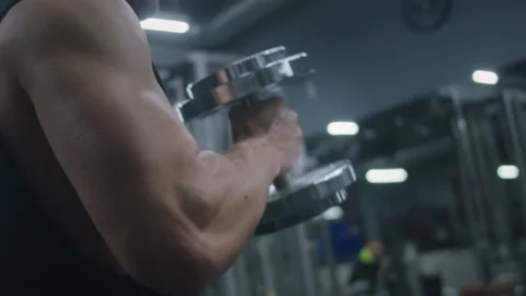 4k Slow Motion Athletic Man Working Out Biceps with Dumbbell Weights 库存影片 185161190