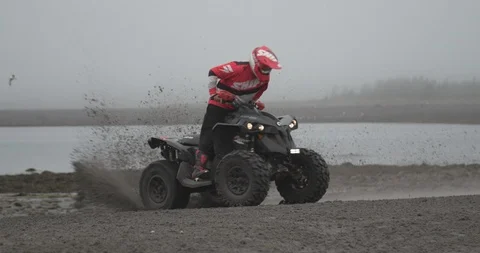 4K Slow Motion ATV Ripping Dirt Up On The Beach (60fps) 库存影片 111600717