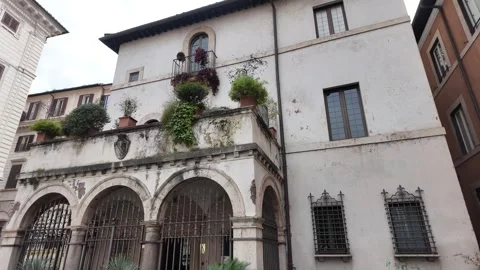 4K Slow Motion Exterior View Of Renaissance House Casa Di Fiammetta Vídeos de archivo 331541626