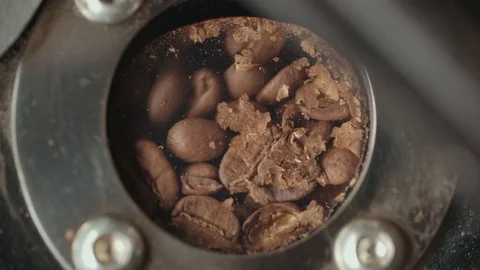 4k, slow motion,the freshly roasted coffee beans from a large coffee roaster 库存影片 88745479