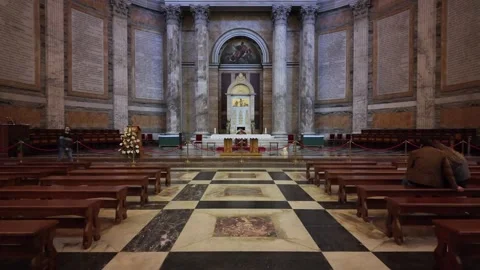 4K Slow Motion Interior View Of Gilded Apse And Papal Seat Rome Video stock 331539141