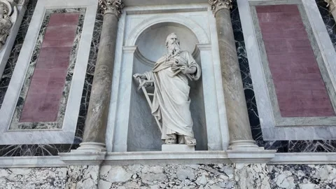 4K Slow Motion Low Angle View Of Saint Paul Sculpture On Rome Basilica Facade Stockbeeldmateriaal 331538759