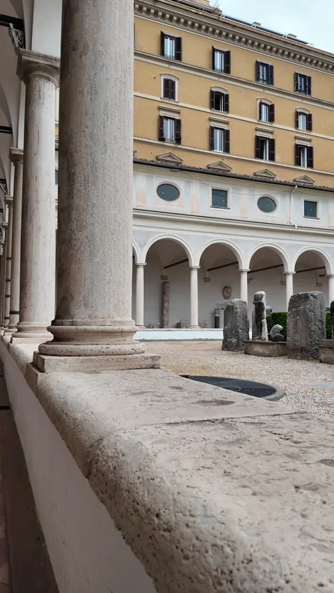 4K Slow Motion Low Angle Perspective Of Elegant Marble Columns And Arches 库存影片 332873287