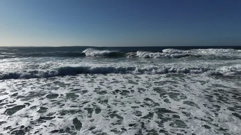 4K Slow Motion Ocean Wave Breaking with Sea Foam 库存影片 333704610