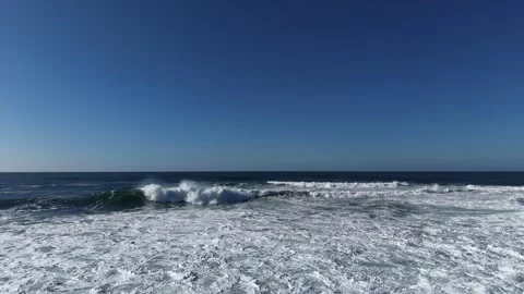 4K Slow Motion Ocean Wave Breaking with Sea Foam Vídeos de archivo 333704880
