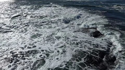 4K Slow Motion Ocean Waves and White Sea Foam Vídeos de archivo 333704331