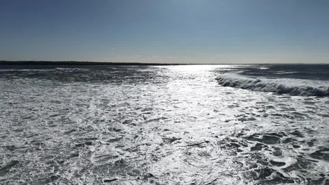 4K Slow Motion Ocean Waves with Sun Reflection 库存影片 333704744
