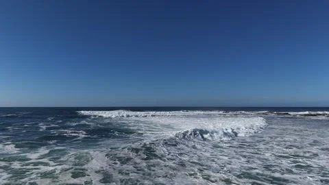 4K Slow Motion Ocean Waves with White Sea Foam Stockbeeldmateriaal 333704867