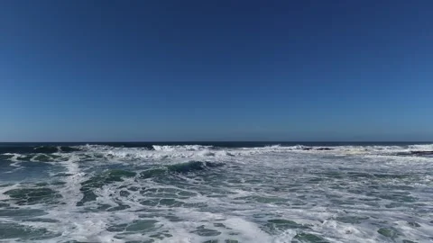 4K Slow Motion Ocean Waves with White Sea Foam 库存影片 333705031