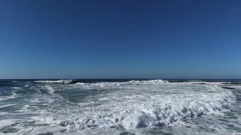 4K Slow Motion Ocean Waves with White Sea Foam 库存影片 333705054