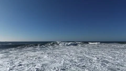 4K Slow Motion Ocean Waves with White Sea Foam 库存影片 333705092