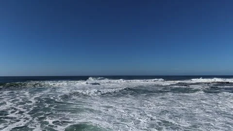 4K Slow Motion Ocean Waves with White Sea Foam 库存影片 333705108