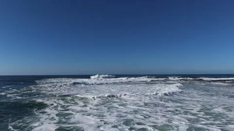 4K Slow Motion Ocean Waves with White Sea Foam 库存影片 333705109