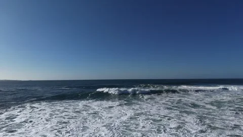4K Slow Motion Ocean Waves with White Sea Foam Vídeo Stock 333705161