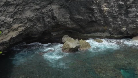 4K slow motion of ocean waves crashing into Broken Beach inner lagoon rocks 스톡 동영상 337086973