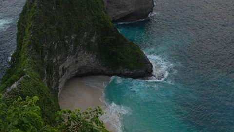 4K slow motion panning shot of Kelingking beach and T-Rex cliff 스톡 동영상 337088202