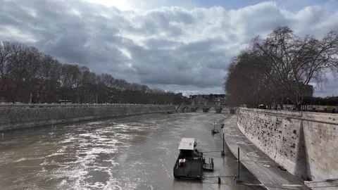 4K Slow Motion Panning View Of Tiber River And Roman Bridges Stockbeeldmateriaal 331541625