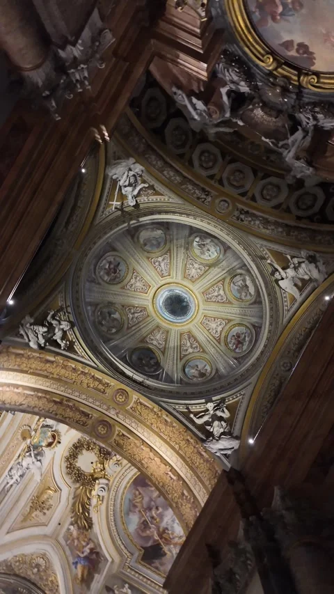 4K Slow Motion Perspective Of Opulent Roman Basilica Dome 库存影片 334973171