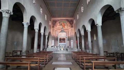 4K Slow Motion Perspective View Of Ancient Romanesque Church Interior Rome Vidéo 331538522