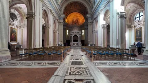 4K Slow Motion Perspective View Of Ornate Church Interior Rome 動画素材 331541332