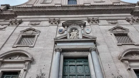 4K Slow Motion Perspective View Of Baroque Church Facade Rome Vídeos de archivo 331541494