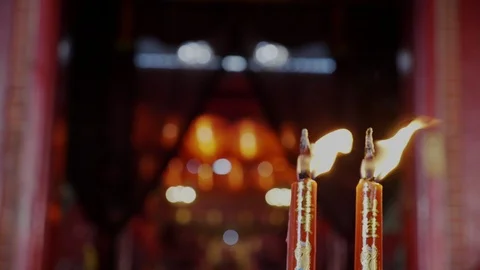 4K slow motion : Red candles are burning with flames in the temple. Stock-Footage 120848205