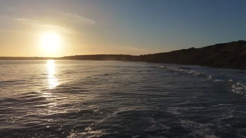 4K Slow Motion Sea Waves at Sunset on Rocky Coast Stockbeeldmateriaal 333708043