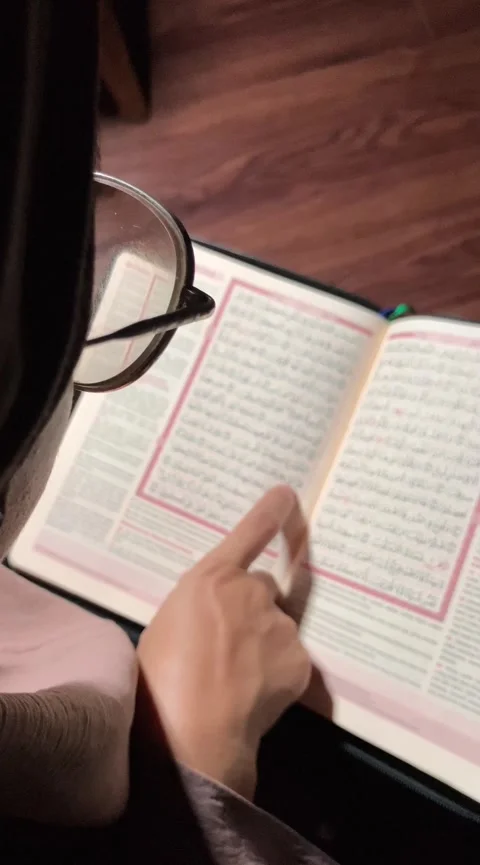 4K Slow Motion Selective Focus Young Woman Reciting Qur'an Camera Static-1 库存影片 337228343